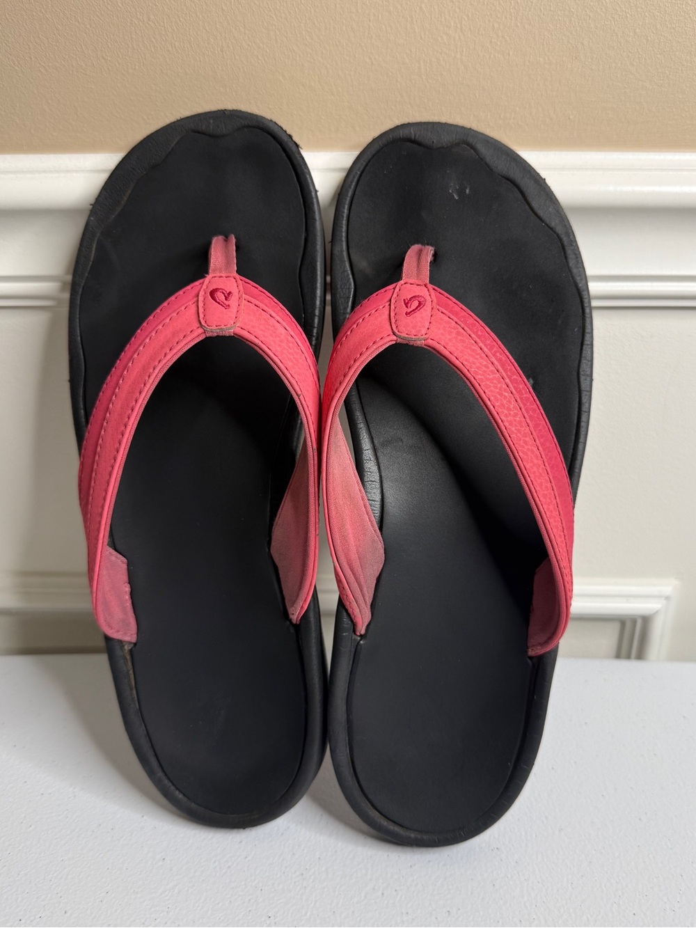 Women’s OluKai Ohana Black Footbed Flip Flops with Coral Pink Straps, sz 11